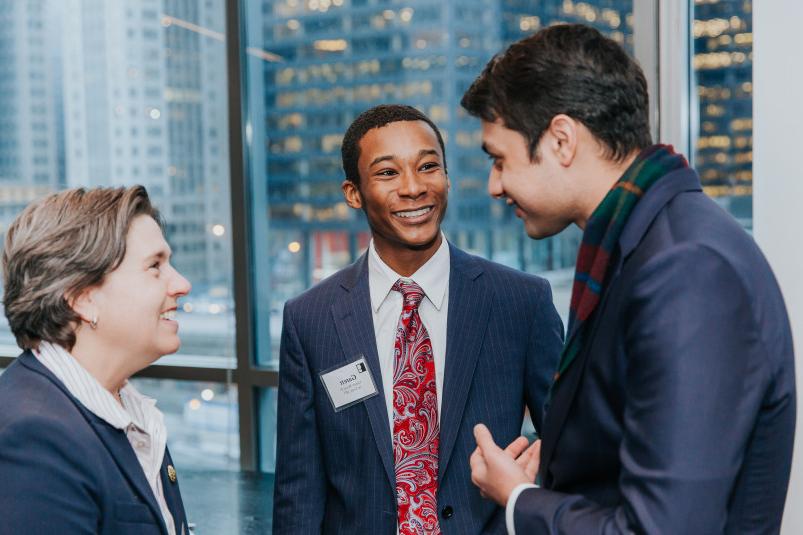 Saad Ahsan'21, Garrett Moore'20和Beth Burnson'88在芝加哥Beloit的2019年经济日聊天.